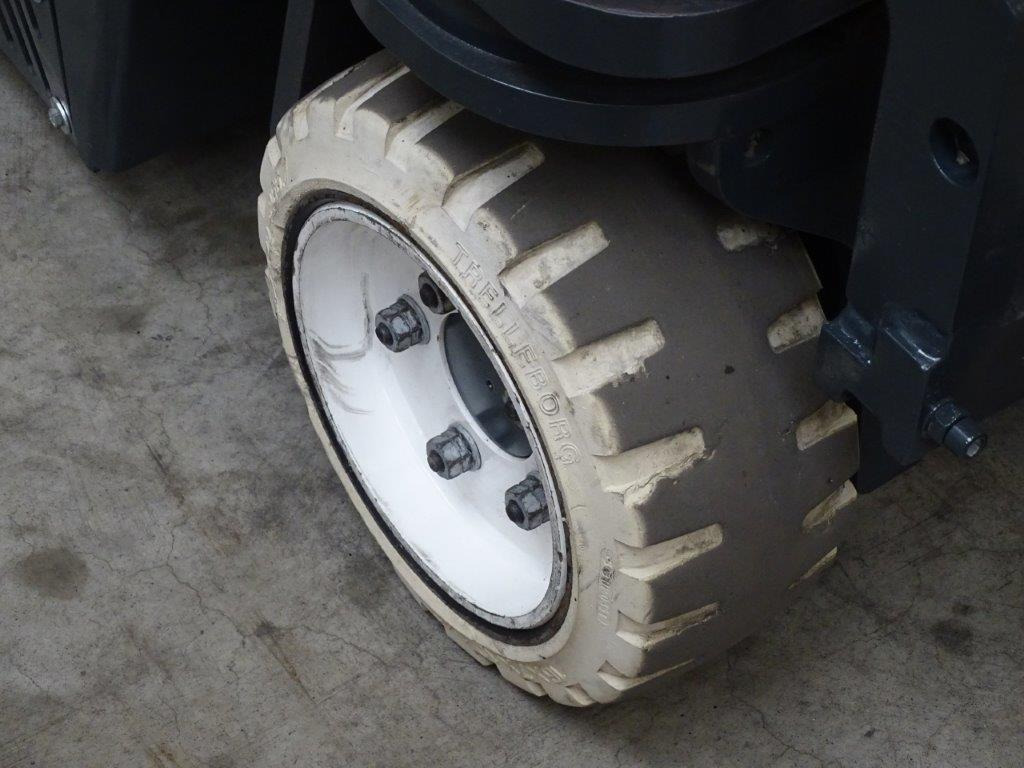 Combilift C2500CB - TRIPLEX - 4-way reach truck: picture 2 Combilift C2500CB - TRIPLEX - 4-way reach truck: picture 2