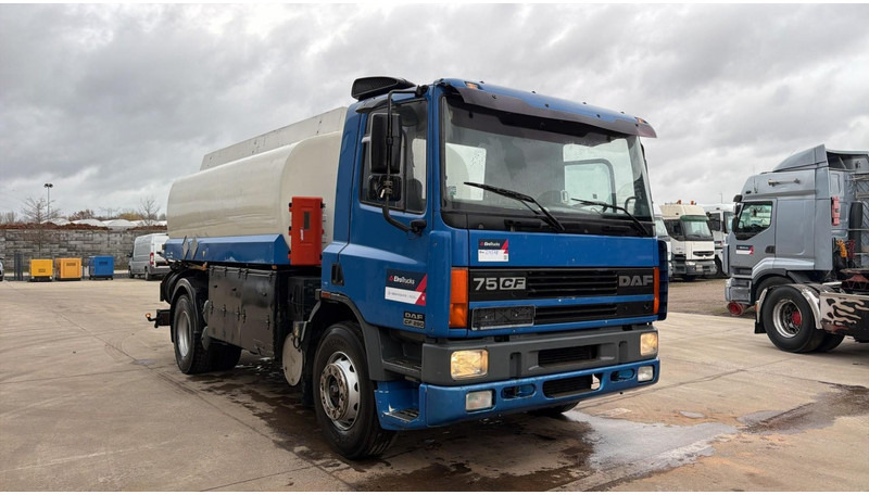 DAF CF 75.290 (15000L / 2 COMPARTIMENTS / MANUAL PUMP / EURO 2 / MANUAL GEARBOX) - Tank truck: picture 2 DAF CF 75.290 (15000L / 2 COMPARTIMENTS / MANUAL PUMP / EURO 2 / MANUAL GEARBOX) - Tank truck: picture 2
