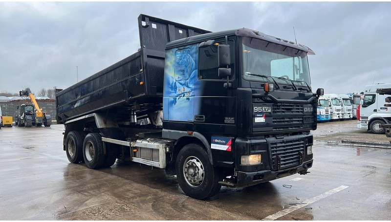 DAF XF 95.480 (MANUAL GEARBOX / BIG AXLE / GRAND PONT / BIG HUB / 6X2 / BOITE MANUELLE) - Tipper: picture 3 DAF XF 95.480 (MANUAL GEARBOX / BIG AXLE / GRAND PONT / BIG HUB / 6X2 / BOITE MANUELLE) - Tipper: picture 3