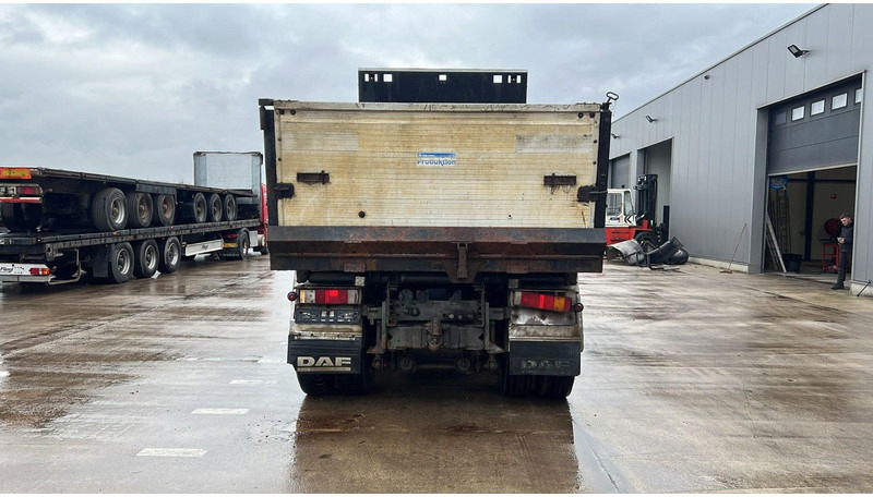 DAF XF 95.480 (MANUAL GEARBOX / BIG AXLE / GRAND PONT / BIG HUB / 6X2 / BOITE MANUELLE) - Tipper: picture 5 DAF XF 95.480 (MANUAL GEARBOX / BIG AXLE / GRAND PONT / BIG HUB / 6X2 / BOITE MANUELLE) - Tipper: picture 5