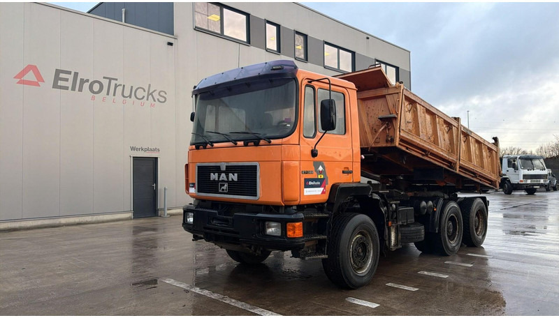 MAN 27.322 (MANUAL PUMP / POMPE MANUELLE / LAMES / GRAND PONT / STEEL SUSP. / BIG AXLE) - Tipper: picture 1 MAN 27.322 (MANUAL PUMP / POMPE MANUELLE / LAMES / GRAND PONT / STEEL SUSP. / BIG AXLE) - Tipper: picture 1