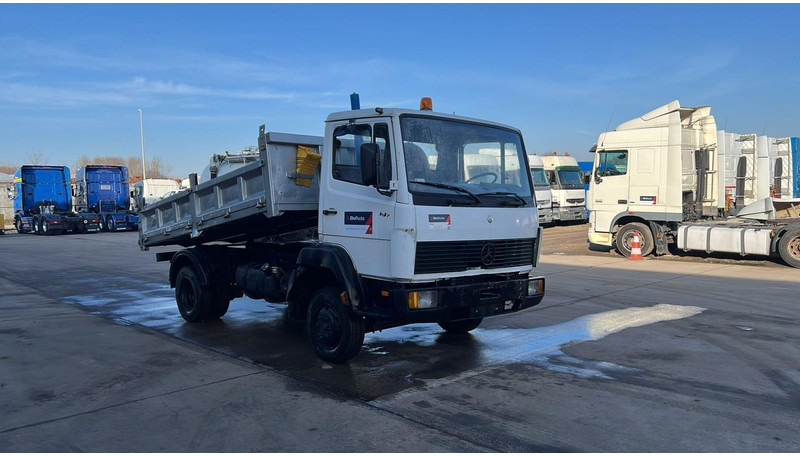 Mercedes-Benz 814 (3 WAY TIPPER / MANUAL PUMP / POMPE MANUELLE / LAMES / STEEL SUSP.) - Tipper: picture 3 Mercedes-Benz 814 (3 WAY TIPPER / MANUAL PUMP / POMPE MANUELLE / LAMES / STEEL SUSP.) - Tipper: picture 3