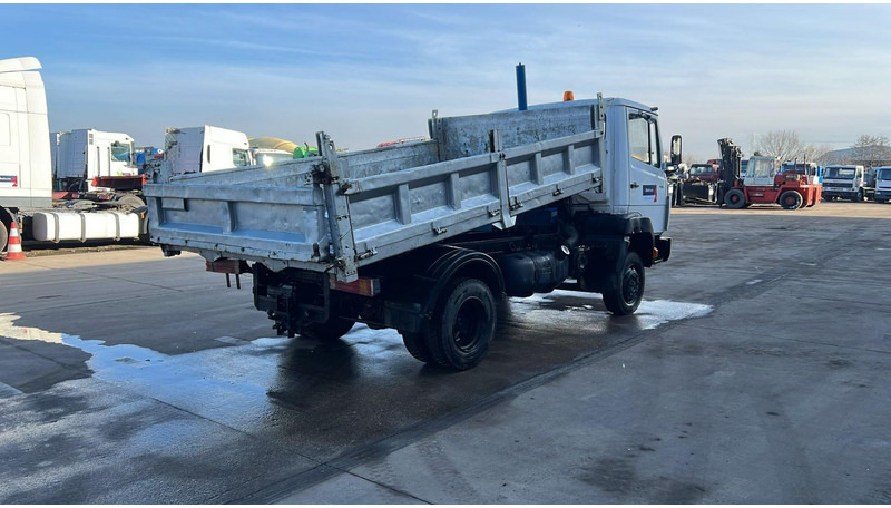 Mercedes-Benz 814 (3 WAY TIPPER / MANUAL PUMP / POMPE MANUELLE / LAMES / STEEL SUSP.) - Tipper: picture 4 Mercedes-Benz 814 (3 WAY TIPPER / MANUAL PUMP / POMPE MANUELLE / LAMES / STEEL SUSP.) - Tipper: picture 4