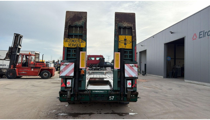 Schwarzmüller T4 G01VBN1 (40.000 KG / BLATGEFEDERT / VERBR AUF 3M / STEEL SUSP. / BELGIAN TRAILER / HYDR RAMPEN) - Low loader trailer: picture 4 Schwarzmüller T4 G01VBN1 (40.000 KG / BLATGEFEDERT / VERBR AUF 3M / STEEL SUSP. / BELGIAN TRAILER / HYDR RAMPEN) - Low loader trailer: picture 4