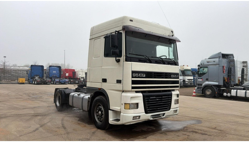 DAF XF 95.430 (EURO 2 / MANUAL GEARBOX / BOITE MANUELLE) - Tractor unit: picture 2 DAF XF 95.430 (EURO 2 / MANUAL GEARBOX / BOITE MANUELLE) - Tractor unit: picture 2
