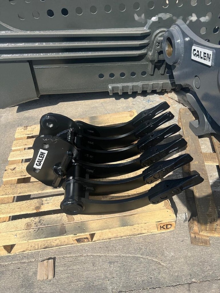 Hitachi ZX35 Grab Rake Attachment - Attachment for Construction machinery: picture 1 Hitachi ZX35 Grab Rake Attachment - Attachment for Construction machinery: picture 1