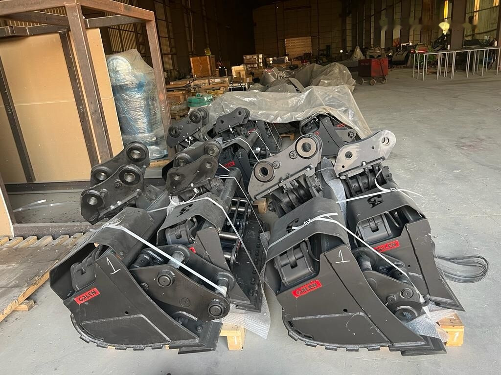 Caterpillar 320 Tilt Bucket - Excavator bucket: picture 3 Caterpillar 320 Tilt Bucket - Excavator bucket: picture 3