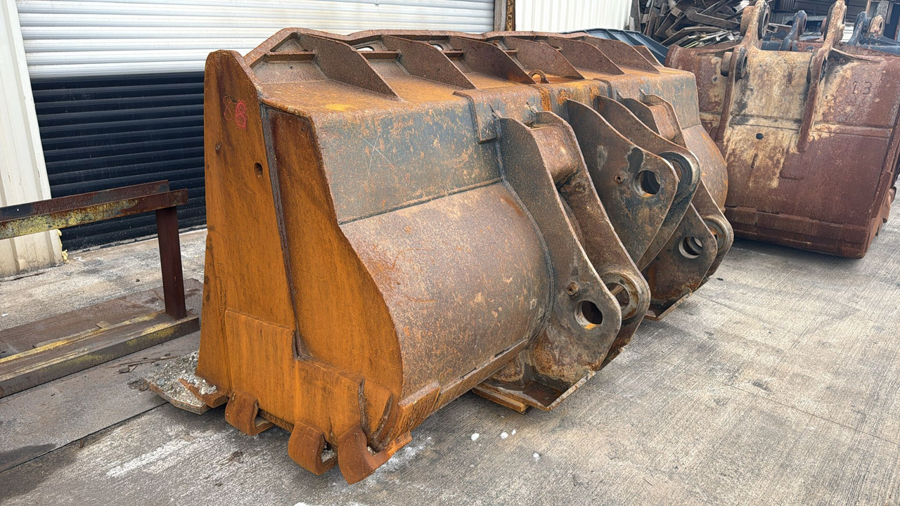 KOMATSU WA500 Loading Bucket - Loader bucket: picture 2 KOMATSU WA500 Loading Bucket - Loader bucket: picture 2