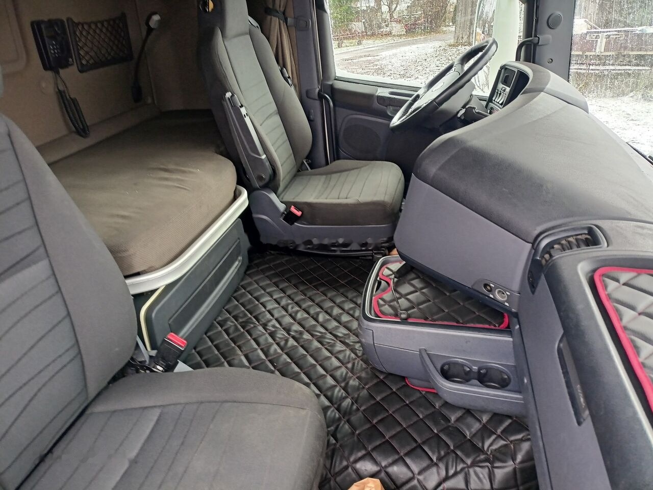 Interior photo 1: Tractor unit Scania R450 Interior photo 1: Tractor unit Scania R450