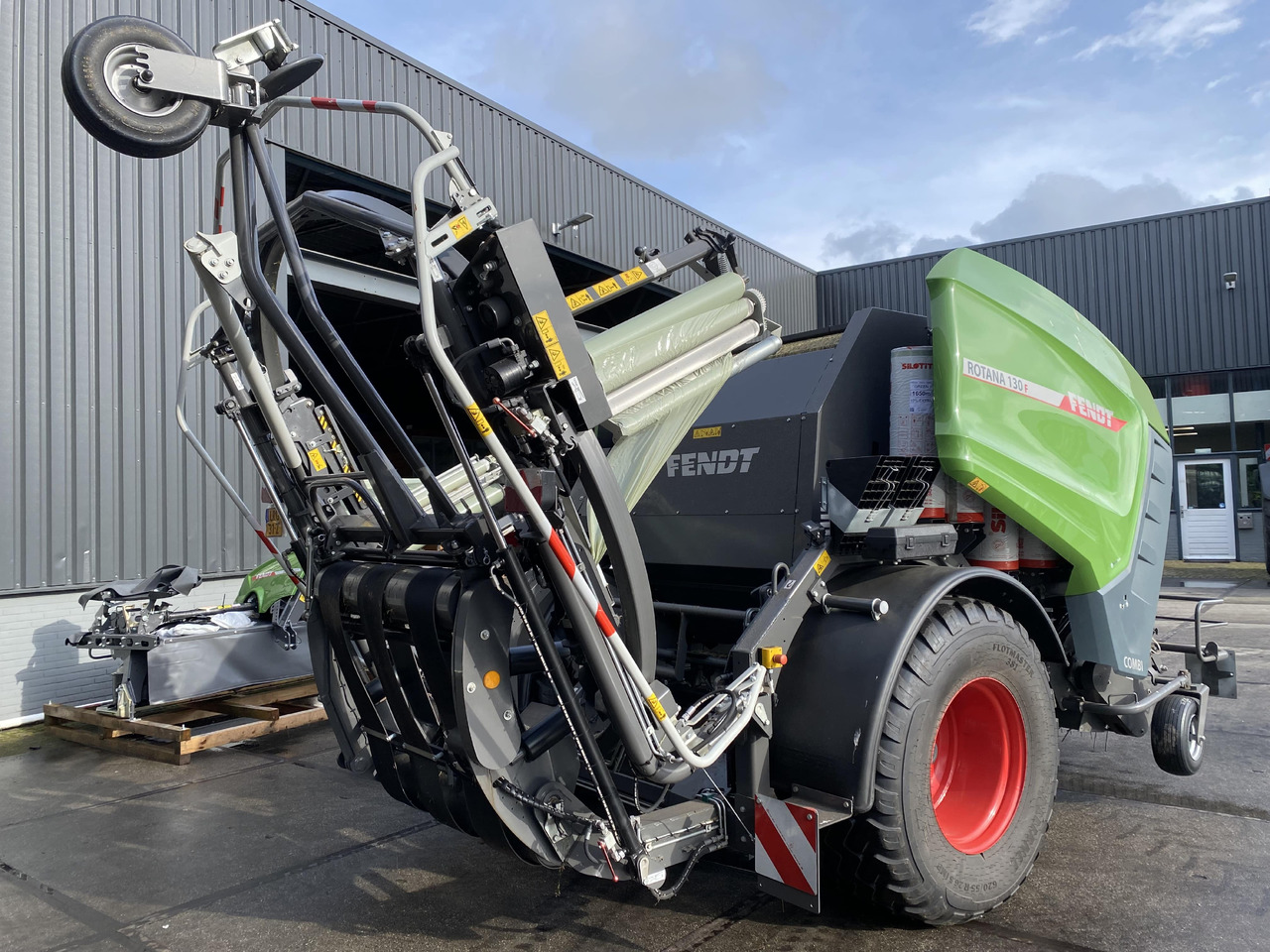 FENDT Rotana 130F Combi - Bale wrapper: picture 4 FENDT Rotana 130F Combi - Bale wrapper: picture 4