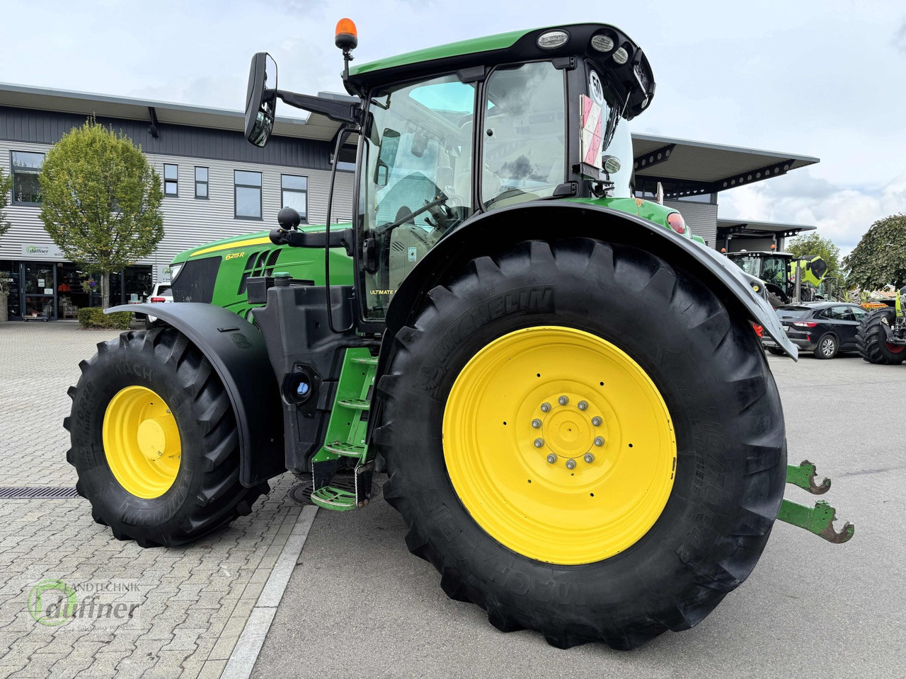John Deere 6215R - Farm tractor: picture 4 John Deere 6215R - Farm tractor: picture 4