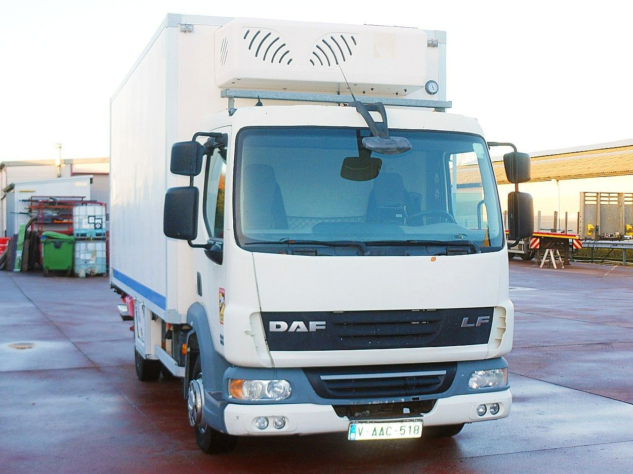DAF LF 45.160 ISOTHERM KOFFER LADEBORDWAND - Refrigerator truck: picture 1 DAF LF 45.160 ISOTHERM KOFFER LADEBORDWAND - Refrigerator truck: picture 1