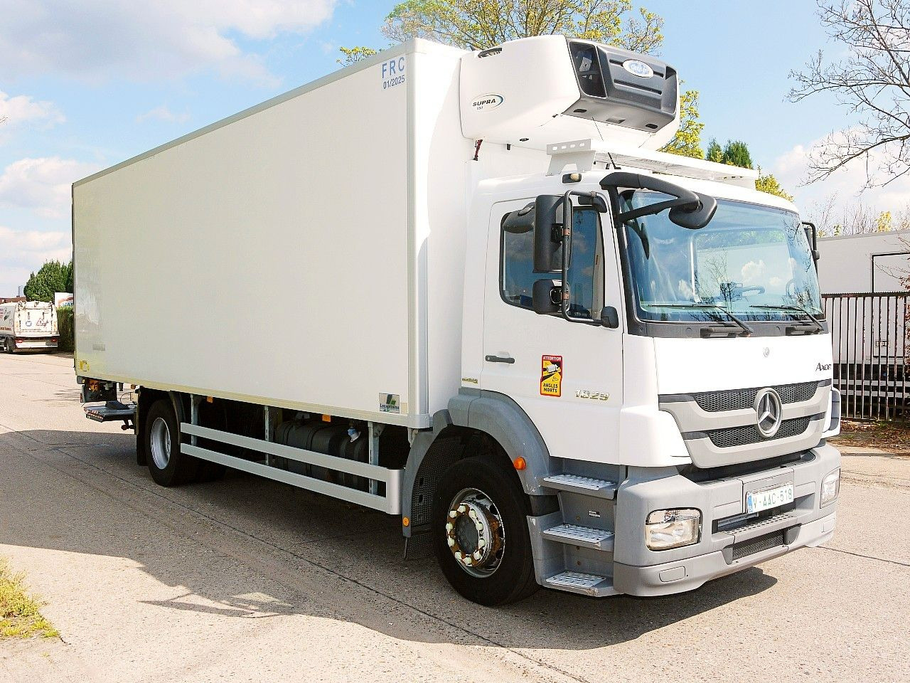 Mercedes-Benz 1829 AXOR FLEISHBAHNEN KUHKOFFER CARRIER SUPRA - Refrigerator truck, Crane truck: picture 3 Mercedes-Benz 1829 AXOR FLEISHBAHNEN KUHKOFFER CARRIER SUPRA - Refrigerator truck, Crane truck: picture 3
