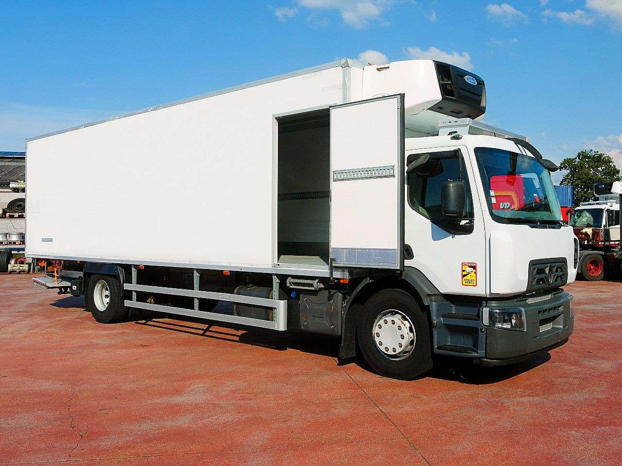 Renault D19 280 KUHLKOFFER CARRIER SUPRA 1150 MT - Refrigerator truck: picture 3 Renault D19 280 KUHLKOFFER CARRIER SUPRA 1150 MT - Refrigerator truck: picture 3