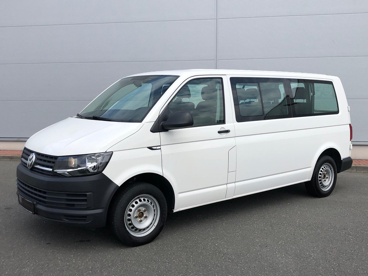 Volkswagen T6 Transporter 2.0 TDI Kombi lang 9-SITZE TEMP - Minibus, Passenger van: picture 1 Volkswagen T6 Transporter 2.0 TDI Kombi lang 9-SITZE TEMP - Minibus, Passenger van: picture 1