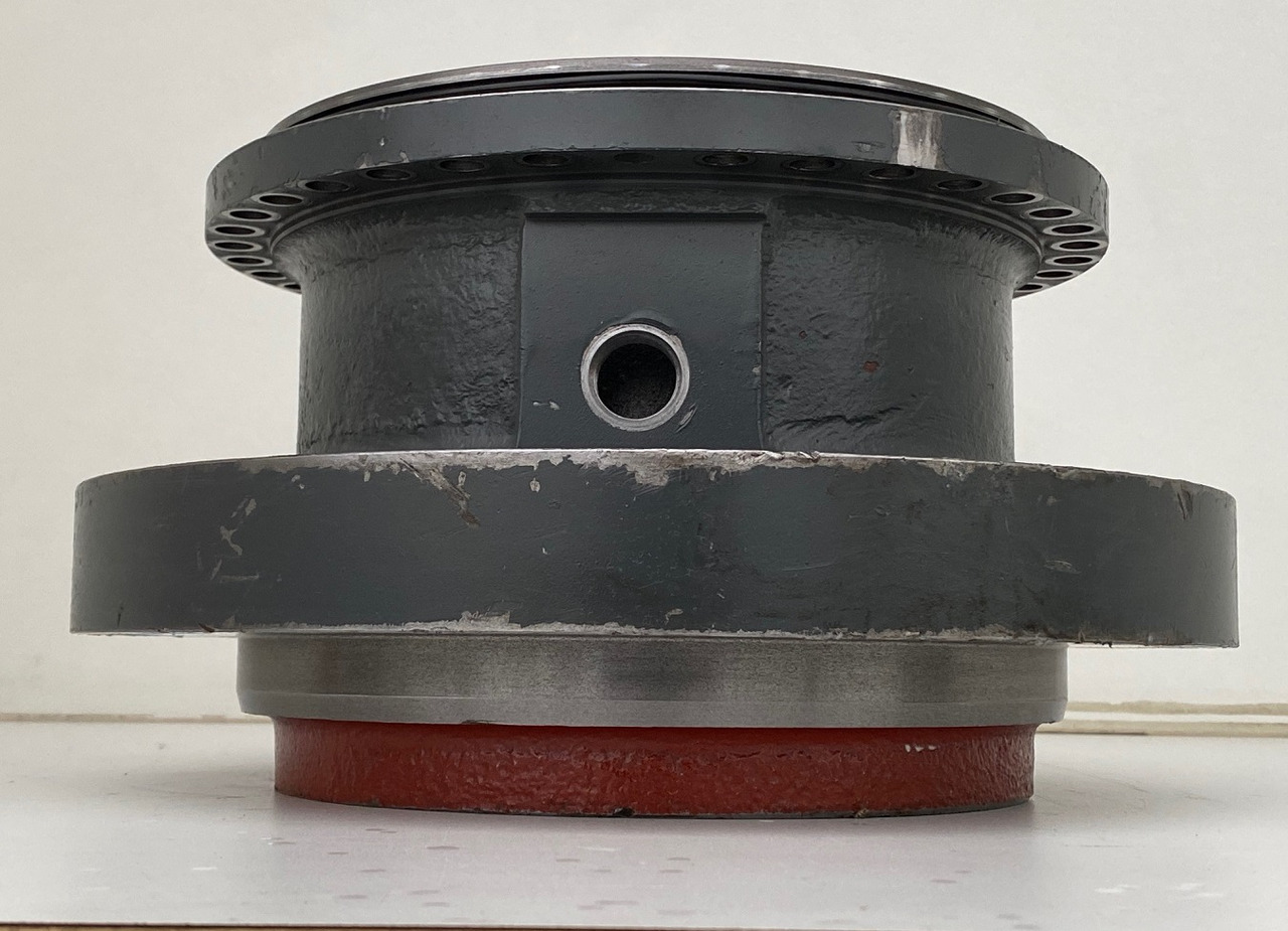 Liebherr Abtriebswellengehäuse ID-Nr.90015650 and Kegelrollenlager ID-Nr.761008503. - Swing motor for Crawler excavator: picture 4 Liebherr Abtriebswellengehäuse ID-Nr.90015650 and Kegelrollenlager ID-Nr.761008503. - Swing motor for Crawler excavator: picture 4