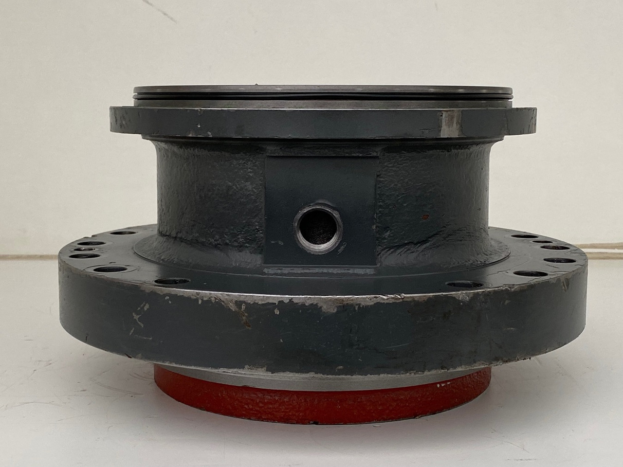 Liebherr Abtriebswellengehäuse ID-Nr.90015650 and Kegelrollenlager ID-Nr.761008503. - Swing motor for Crawler excavator: picture 3 Liebherr Abtriebswellengehäuse ID-Nr.90015650 and Kegelrollenlager ID-Nr.761008503. - Swing motor for Crawler excavator: picture 3