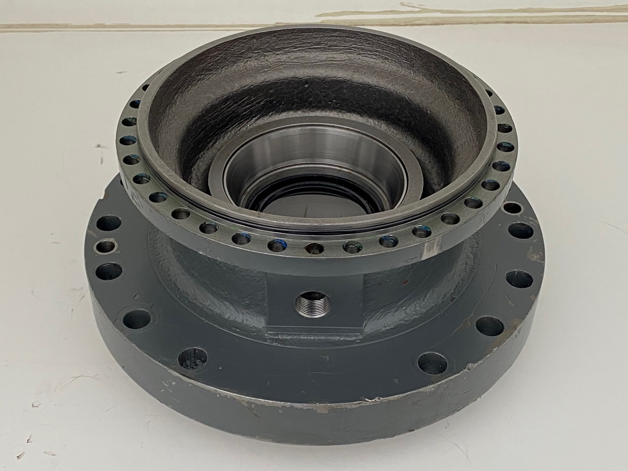 Liebherr Abtriebswellengehäuse ID-Nr.90015650 and Kegelrollenlager ID-Nr.761008503. - Swing motor for Crawler excavator: picture 1 Liebherr Abtriebswellengehäuse ID-Nr.90015650 and Kegelrollenlager ID-Nr.761008503. - Swing motor for Crawler excavator: picture 1