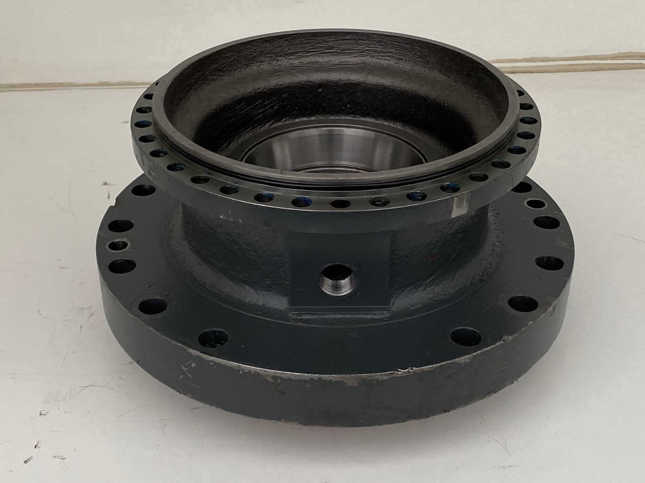 Liebherr Abtriebswellengehäuse ID-Nr.90015650 and Kegelrollenlager ID-Nr.761008503. - Swing motor for Crawler excavator: picture 2 Liebherr Abtriebswellengehäuse ID-Nr.90015650 and Kegelrollenlager ID-Nr.761008503. - Swing motor for Crawler excavator: picture 2