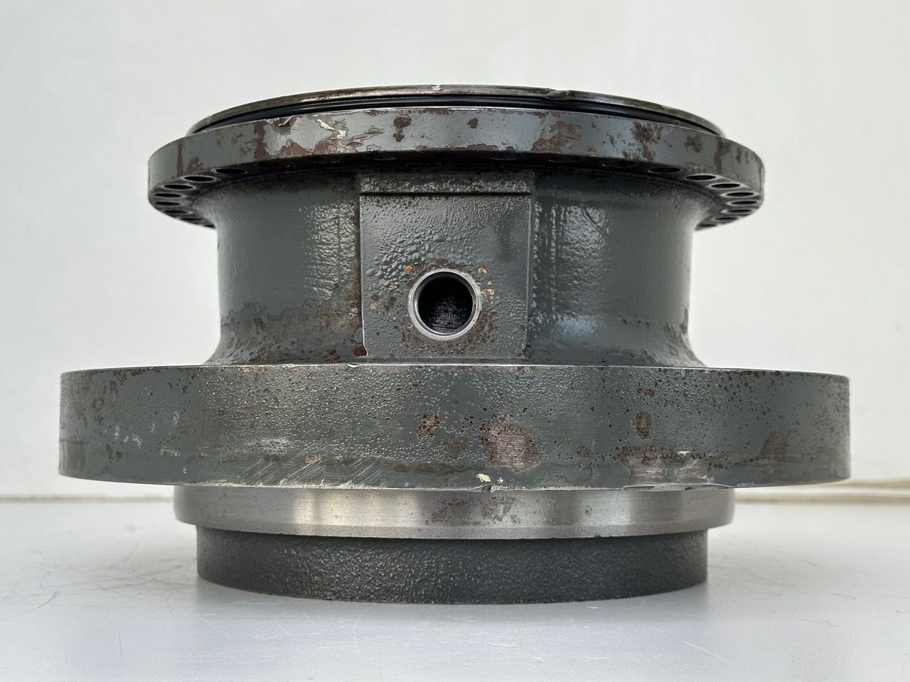 Liebherr Abtriebswellengehäuse ID-Nr.90015650 and Kegelrollenlager ID-Nr.761008503 and Kegelrollenlager ID-Nr.10195527. #BR.GE:10899#1777# - Swing motor for Crawler excavator: picture 4 Liebherr Abtriebswellengehäuse ID-Nr.90015650 and Kegelrollenlager ID-Nr.761008503 and Kegelrollenlager ID-Nr.10195527. #BR.GE:10899#1777# - Swing motor for Crawler excavator: picture 4