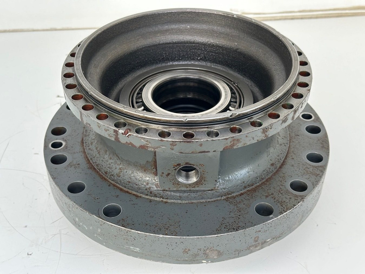 Liebherr Abtriebswellengehäuse ID-Nr.90015650 and Kegelrollenlager ID-Nr.761008503 and Kegelrollenlager ID-Nr.10195527. #BR.GE:10899#1777# - Swing motor for Crawler excavator: picture 2 Liebherr Abtriebswellengehäuse ID-Nr.90015650 and Kegelrollenlager ID-Nr.761008503 and Kegelrollenlager ID-Nr.10195527. #BR.GE:10899#1777# - Swing motor for Crawler excavator: picture 2