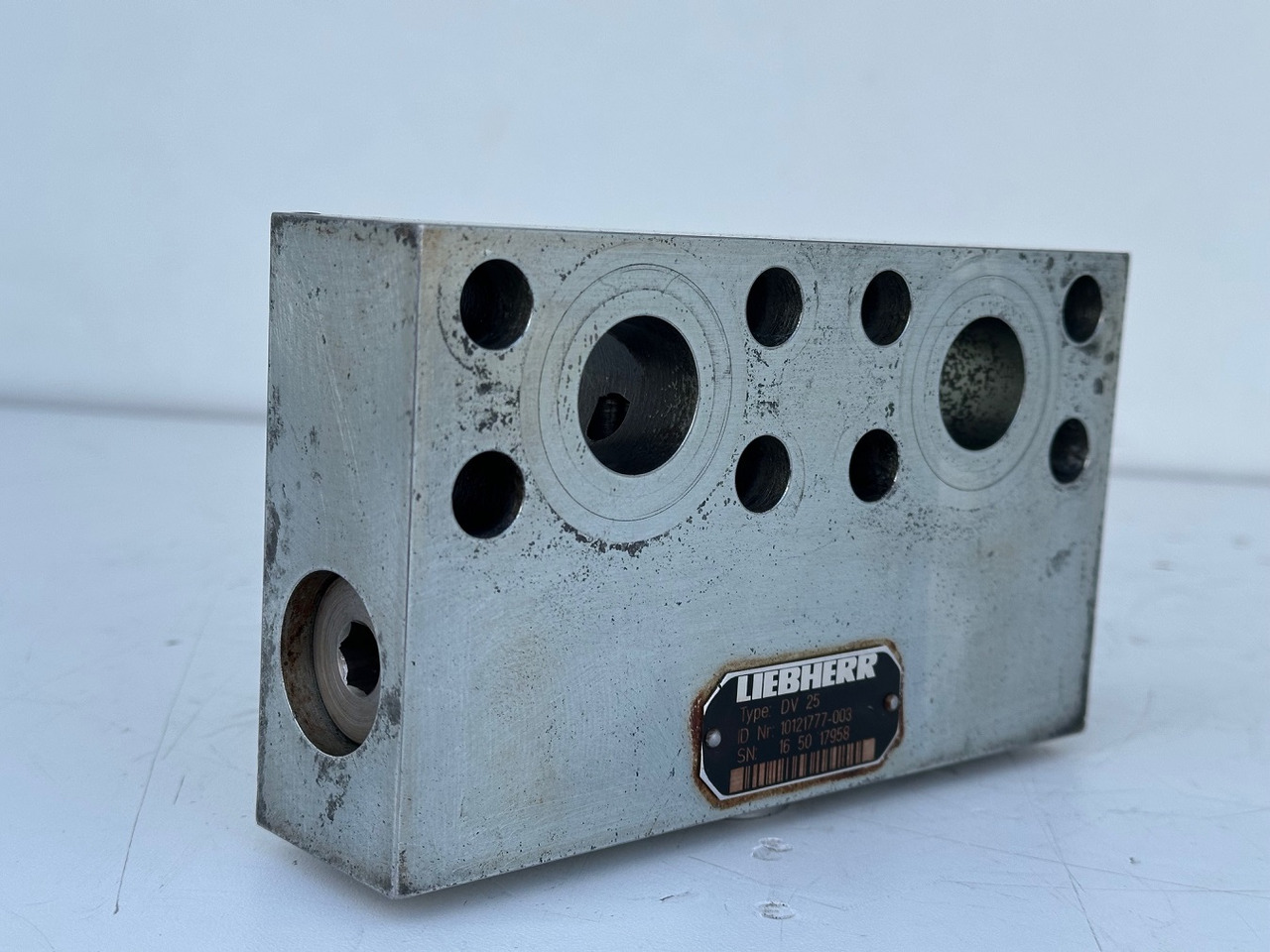 Liebherr Dämpfungsventil ID-Nr.10121777. P924 COMP, P926, R926, R916, R922, R924 COMP, R924, R926 COMP, R926, R930, R936, R946, R950 T, R960 T. #10121777.43199# - Swing motor for Construction machinery: picture 2 Liebherr Dämpfungsventil ID-Nr.10121777. P924 COMP, P926, R926, R916, R922, R924 COMP, R924, R926 COMP, R926, R930, R936, R946, R950 T, R960 T. #10121777.43199# - Swing motor for Construction machinery: picture 2