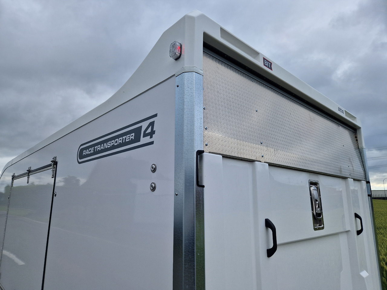 Autotransporter trailer BJT Race Transporter 4 550x212x188cm weiss E Winde Frontstauraum ASR Alufelgen dark 3500kg Modell 24: picture 6