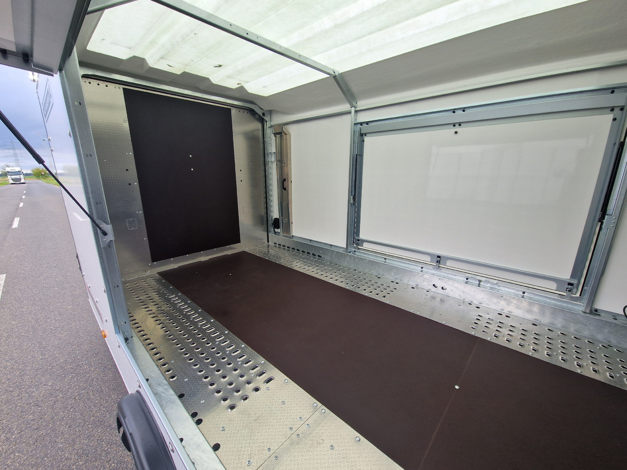 Autotransporter trailer BJT Race Transporter 4 550x212x188cm weiss E Winde Frontstauraum ASR Alufelgen dark 3500kg Modell 24: picture 9