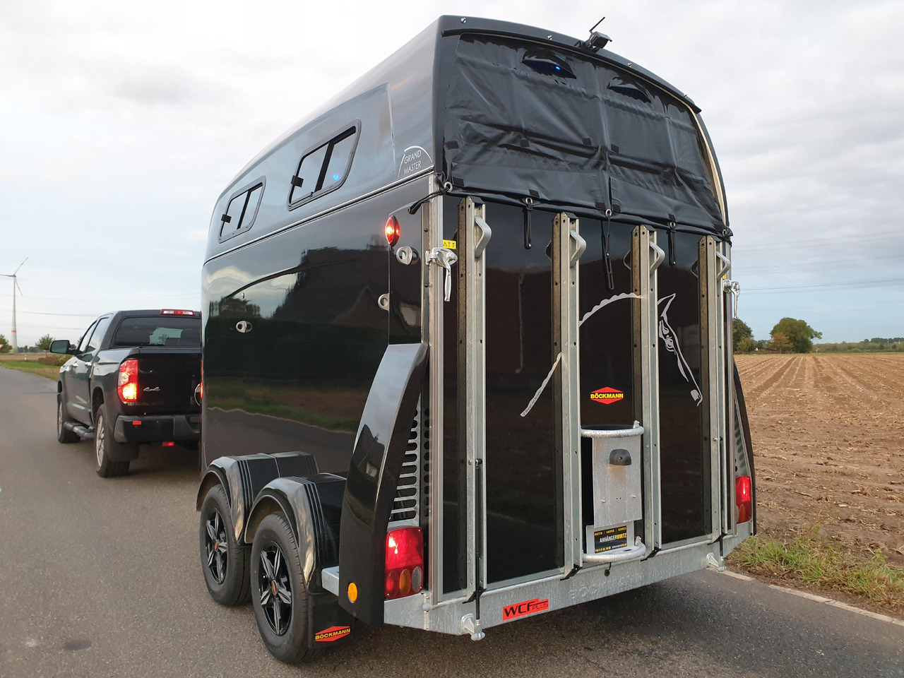 Böckmann Pferdeanhänger Grand Master SKA black Kamera Alufelgen WCF 100km/H 2700kg Modell 2024 - Horse trailer: picture 3 Böckmann Pferdeanhänger Grand Master SKA black Kamera Alufelgen WCF 100km/H 2700kg Modell 2024 - Horse trailer: picture 3