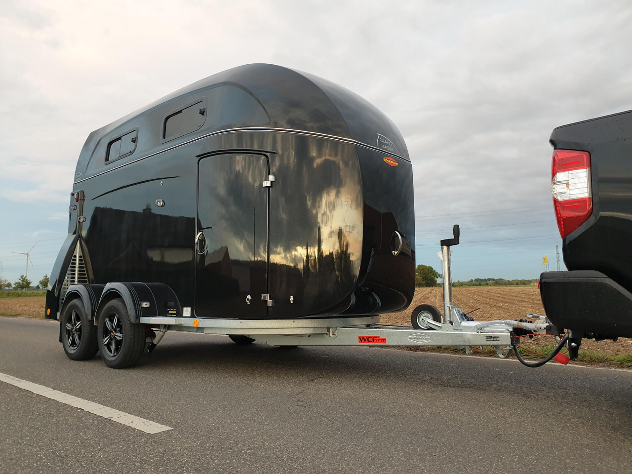 Böckmann Pferdeanhänger Grand Master SKA black Kamera Alufelgen WCF 100km/H 2700kg Modell 2024 - Horse trailer: picture 2 Böckmann Pferdeanhänger Grand Master SKA black Kamera Alufelgen WCF 100km/H 2700kg Modell 2024 - Horse trailer: picture 2