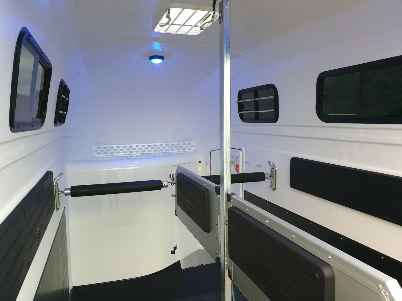 Böckmann Pferdeanhänger Grand Master SKA black Kamera Alufelgen WCF 100km/H 2700kg Modell 2024 - Horse trailer: picture 5 Böckmann Pferdeanhänger Grand Master SKA black Kamera Alufelgen WCF 100km/H 2700kg Modell 2024 - Horse trailer: picture 5