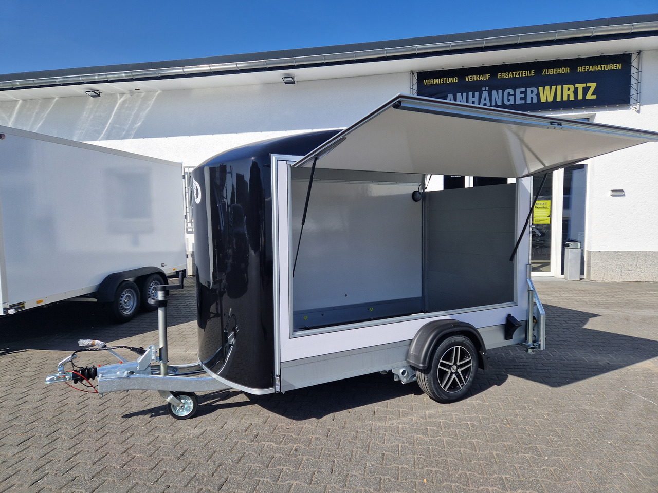 Cargo Roadster 300 300x150x184cm Sandwich weiß Poly black Seitenklappe &Tür Alufelgen 1300kg Pullman - Vending trailer: picture 1 Cargo Roadster 300 300x150x184cm Sandwich weiß Poly black Seitenklappe &Tür Alufelgen 1300kg Pullman - Vending trailer: picture 1