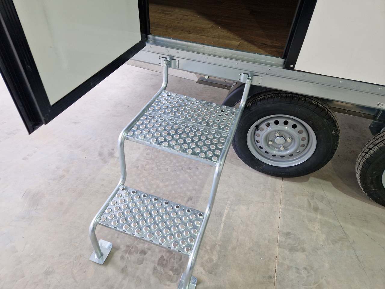 Event Trailer Bühne Schowroom 410x220x220cm Treppe Tür LED Beleuchtung 2000kg - Vending trailer: picture 4 Event Trailer Bühne Schowroom 410x220x220cm Treppe Tür LED Beleuchtung 2000kg - Vending trailer: picture 4