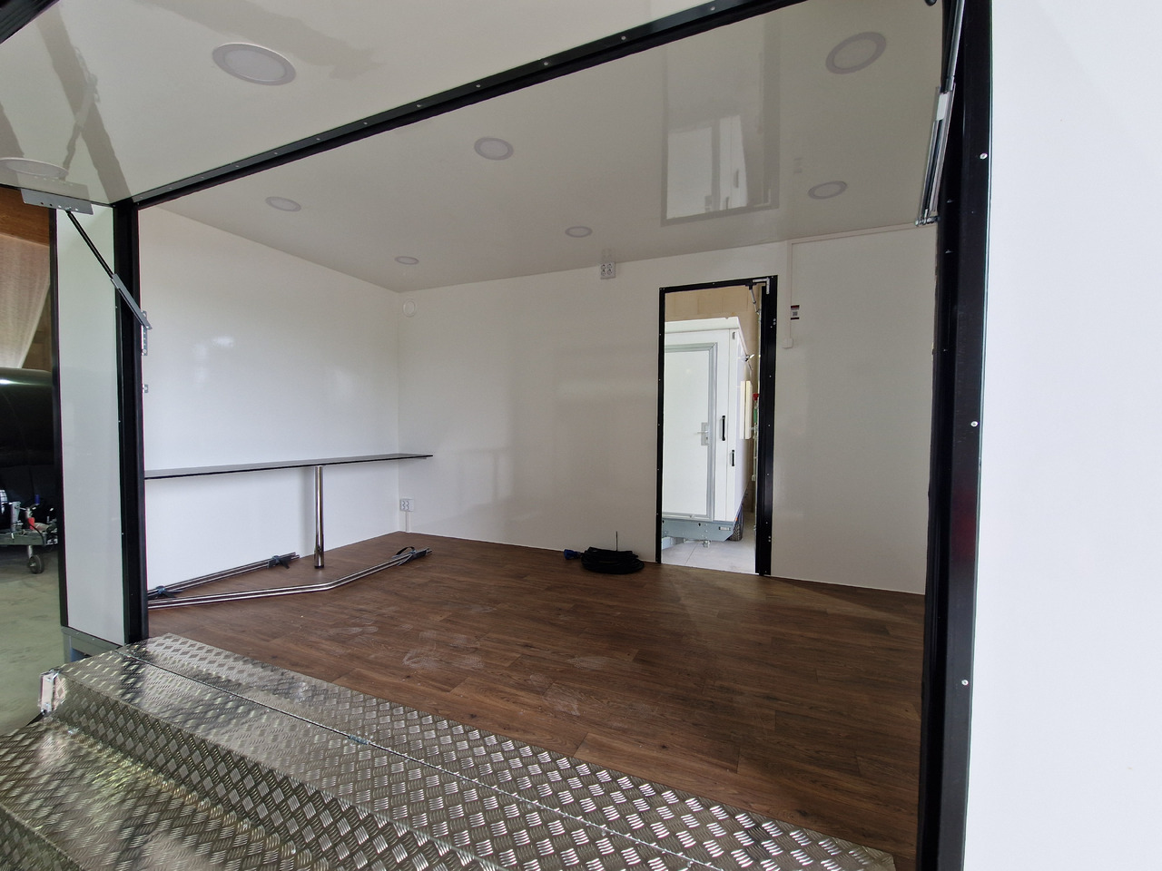 Event Trailer Bühne Schowroom 410x220x220cm Treppe Tür LED Beleuchtung 2000kg - Vending trailer: picture 3 Event Trailer Bühne Schowroom 410x220x220cm Treppe Tür LED Beleuchtung 2000kg - Vending trailer: picture 3