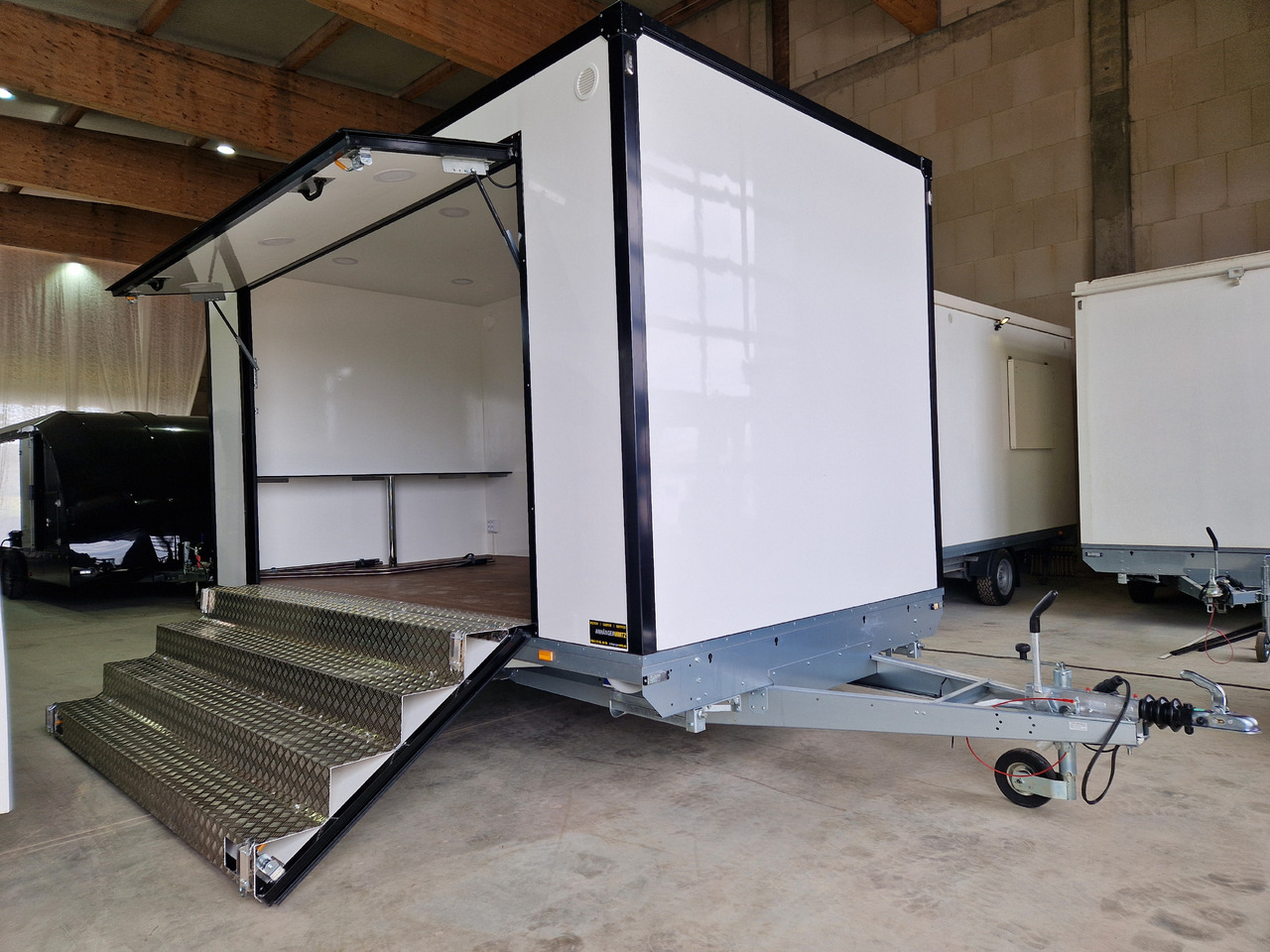 Event Trailer Bühne Schowroom 410x220x220cm Treppe Tür LED Beleuchtung 2000kg - Vending trailer: picture 1 Event Trailer Bühne Schowroom 410x220x220cm Treppe Tür LED Beleuchtung 2000kg - Vending trailer: picture 1