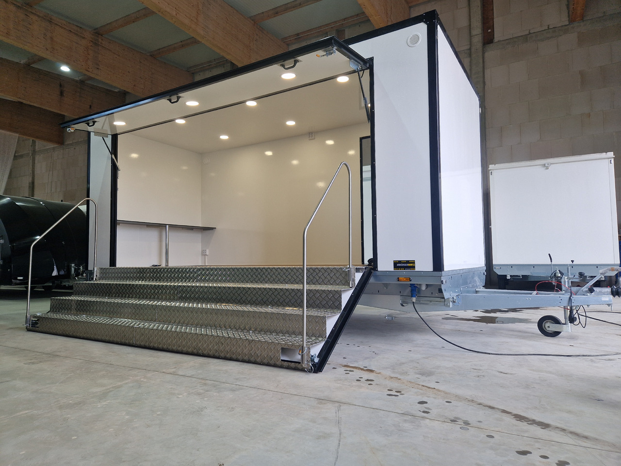 Event Trailer Bühne Schowroom 510x220x220cm 230V Licht Tür + Treppenzugang 2000kg - Vending trailer: picture 5 Event Trailer Bühne Schowroom 510x220x220cm 230V Licht Tür + Treppenzugang 2000kg - Vending trailer: picture 5
