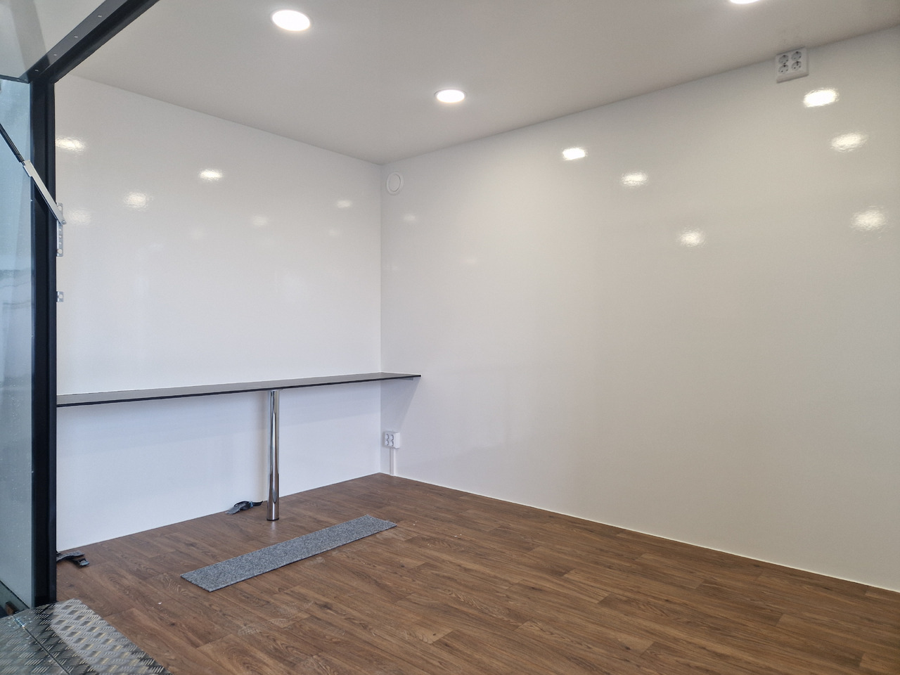 Event Trailer Bühne Schowroom 510x220x220cm 230V Licht Tür + Treppenzugang 2000kg - Vending trailer: picture 4 Event Trailer Bühne Schowroom 510x220x220cm 230V Licht Tür + Treppenzugang 2000kg - Vending trailer: picture 4