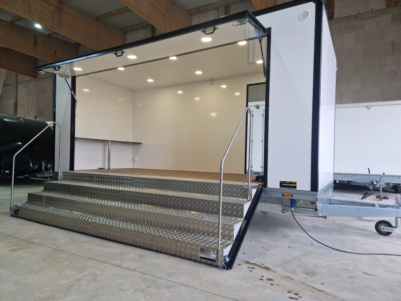 Event Trailer Bühne Schowroom 610x220x220cm 230V Licht Tür + Treppenzugang 2000kg - Vending trailer: picture 2 Event Trailer Bühne Schowroom 610x220x220cm 230V Licht Tür + Treppenzugang 2000kg - Vending trailer: picture 2