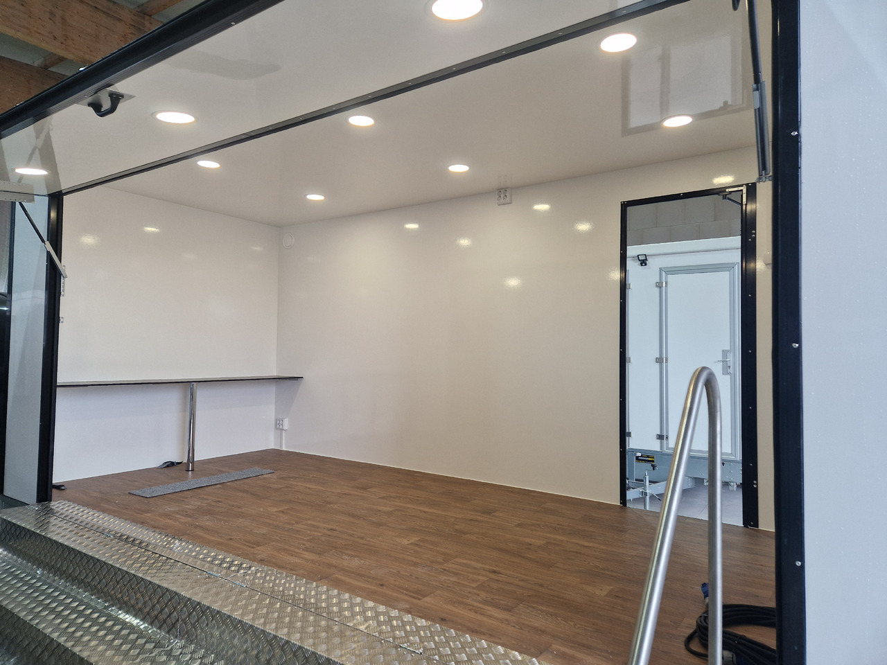 Event Trailer Bühne Schowroom 610x220x220cm 230V Licht Tür + Treppenzugang 2000kg - Vending trailer: picture 5 Event Trailer Bühne Schowroom 610x220x220cm 230V Licht Tür + Treppenzugang 2000kg - Vending trailer: picture 5