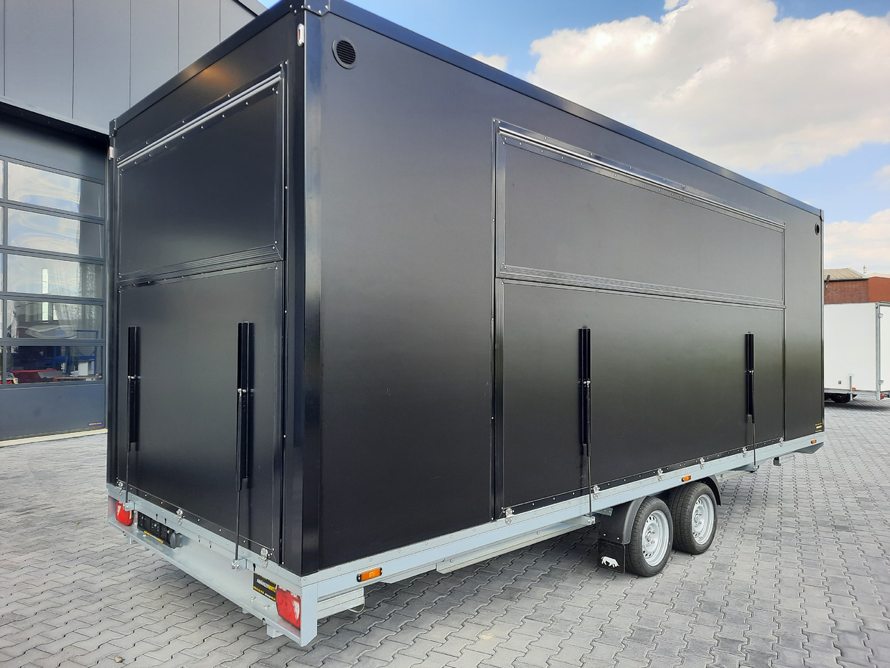 Event Trailer Bühne Schowroom 610x220x220cm black Tür 2 fach Treppenzugang 13" 2700kg - Vending trailer: picture 4 Event Trailer Bühne Schowroom 610x220x220cm black Tür 2 fach Treppenzugang 13" 2700kg - Vending trailer: picture 4