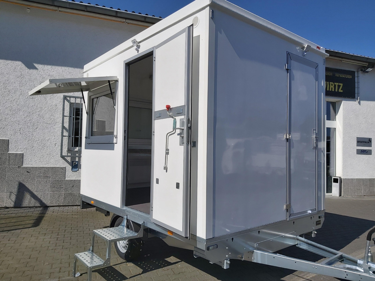 Mobiles Büro 310x220x220cm Tür + 3 Fenster + WC Raum (M) 1200kg - Vending trailer: picture 1 Mobiles Büro 310x220x220cm Tür + 3 Fenster + WC Raum (M) 1200kg - Vending trailer: picture 1