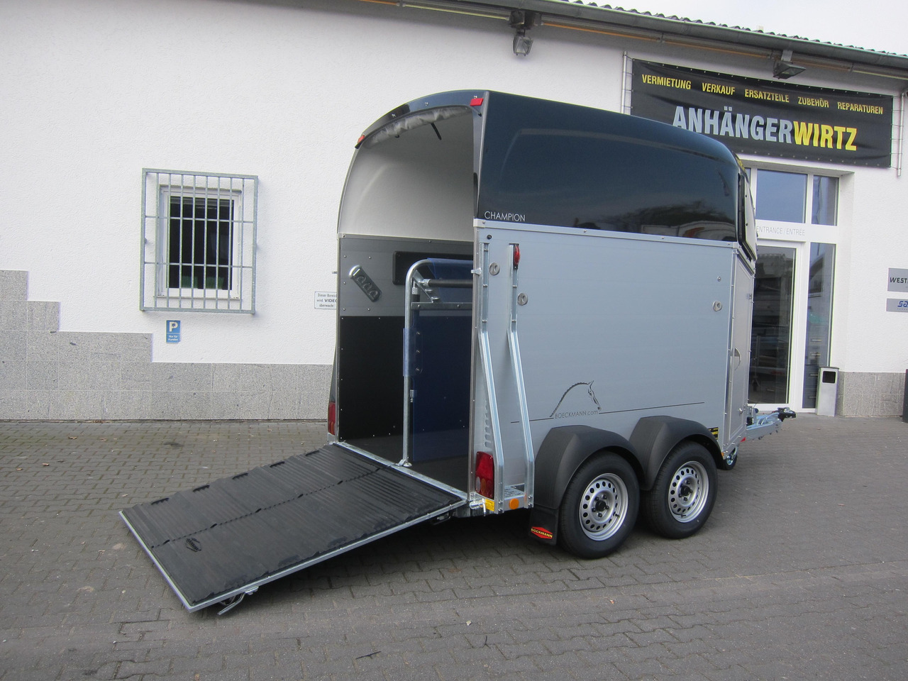 Pferdeanhänger Böckmann Champion C 2400kg Heckflügeltür blackline CFF+ 100 km/H 2400kg Abverkauf - Horse trailer: picture 2 Pferdeanhänger Böckmann Champion C 2400kg Heckflügeltür blackline CFF+ 100 km/H 2400kg Abverkauf - Horse trailer: picture 2