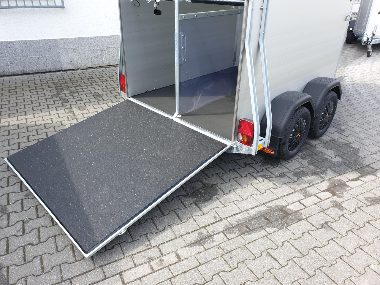 Pferdeanhänger Böckmann Champion Esprit C silver black Haube silver 2400kg Modell 2024 - Horse trailer: picture 5 Pferdeanhänger Böckmann Champion Esprit C silver black Haube silver 2400kg Modell 2024 - Horse trailer: picture 5