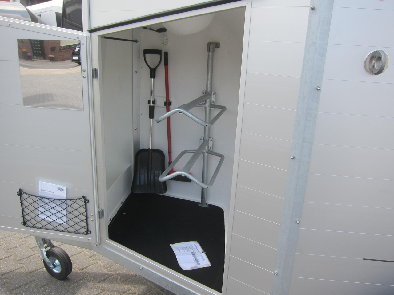 Pferdeanhänger Böckmann Champion R 165 Western Sattelkammer blackline 2400kg CFF 100 km/H Modell 22 - Horse trailer: picture 3 Pferdeanhänger Böckmann Champion R 165 Western Sattelkammer blackline 2400kg CFF 100 km/H Modell 22 - Horse trailer: picture 3