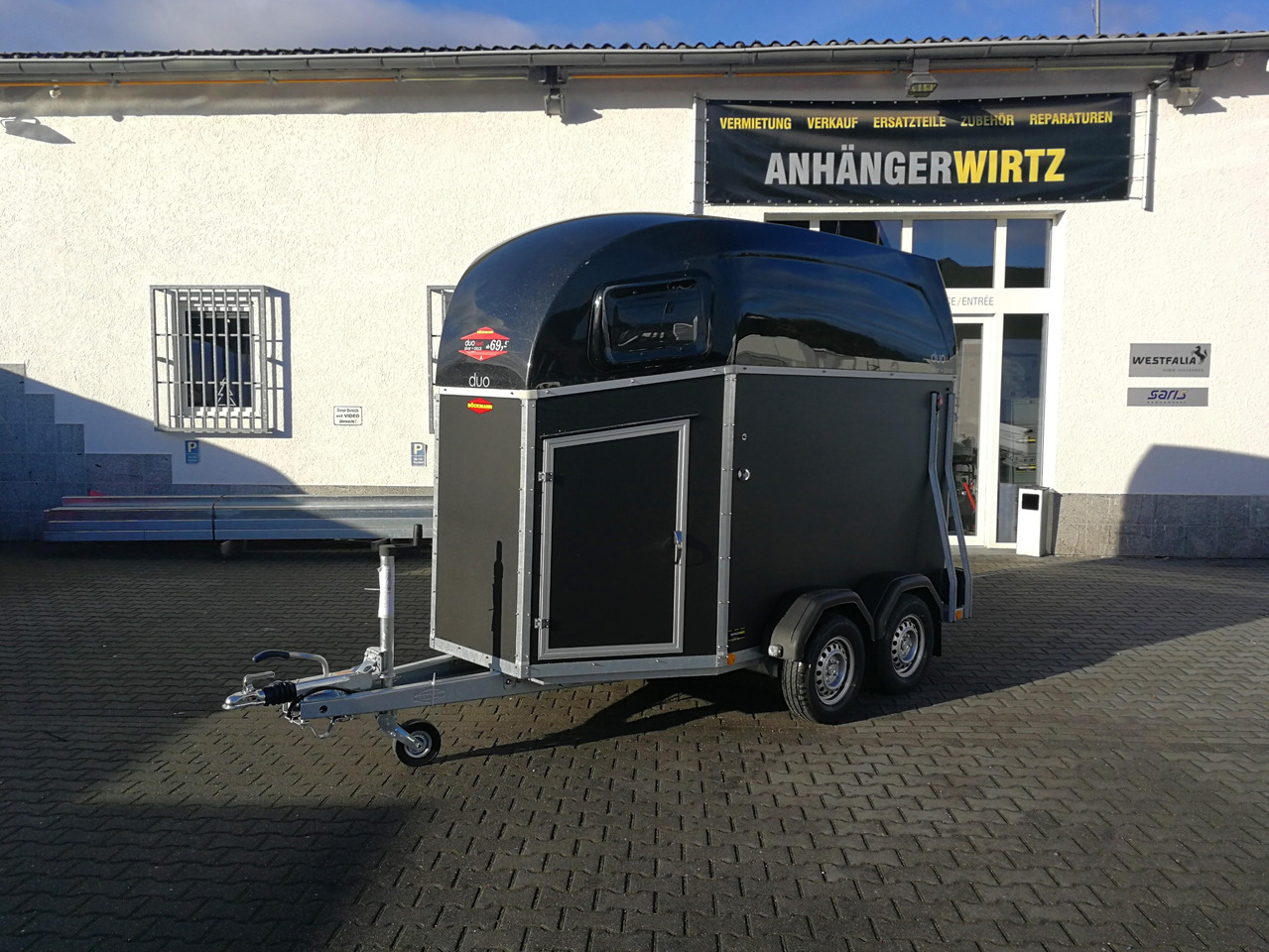 Pferdeanhänger Böckmann DUO Esprit silver black Sattelkammer Trittschutz Pack 2400kg 100km/H 2024 - Horse trailer: picture 2 Pferdeanhänger Böckmann DUO Esprit silver black Sattelkammer Trittschutz Pack 2400kg 100km/H 2024 - Horse trailer: picture 2