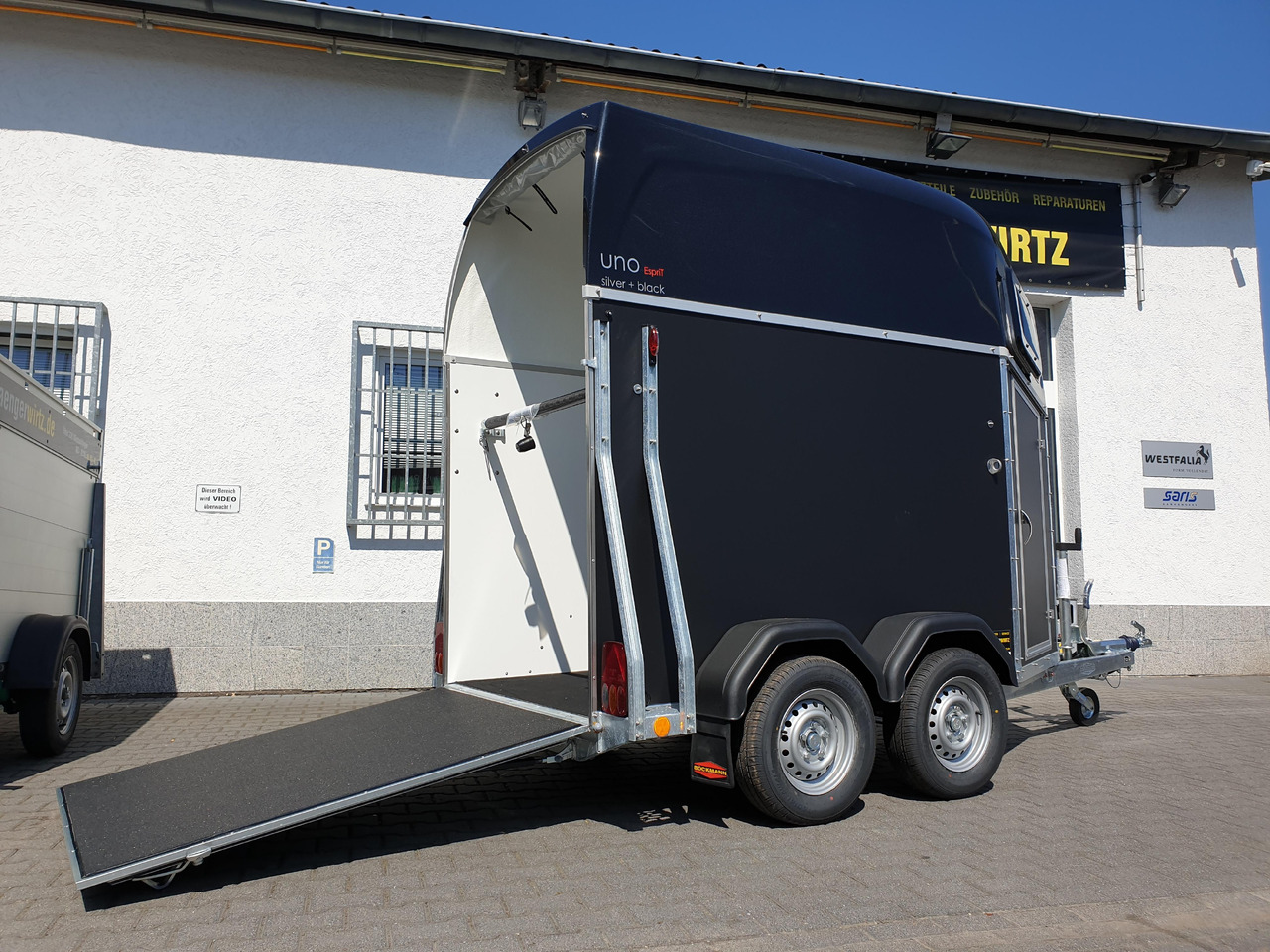 Pferdeanhänger Böckmann UNO Esprit silver & black Haube black 1600kg Modell 2023 - Horse trailer: picture 5 Pferdeanhänger Böckmann UNO Esprit silver & black Haube black 1600kg Modell 2023 - Horse trailer: picture 5