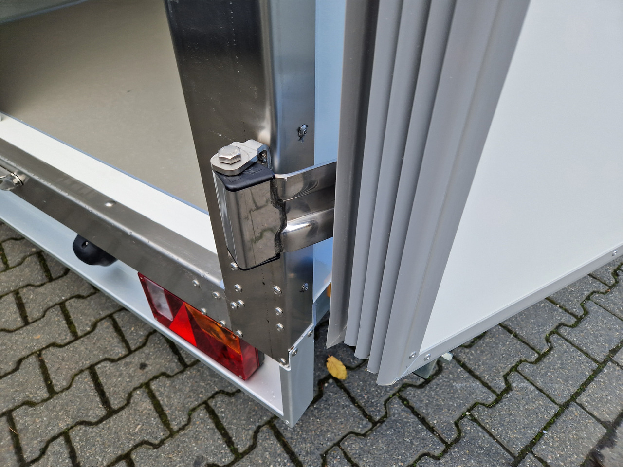 Tiefkühlanhänger AZK 2734/156 336x156x200cm 100 Frigoliner GOVI K6 bis -18°C (M) 2700kg - Refrigerator trailer: picture 3 Tiefkühlanhänger AZK 2734/156 336x156x200cm 100 Frigoliner GOVI K6 bis -18°C (M) 2700kg - Refrigerator trailer: picture 3