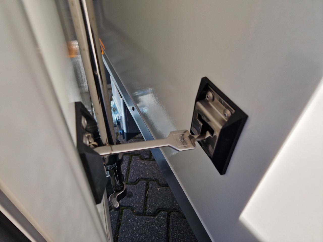 Tiefkühlanhänger AZK 2734/180 336x170x200cm 100/100 GOVI K6 bis -18°C (M) 2700kg - Refrigerator trailer: picture 4 Tiefkühlanhänger AZK 2734/180 336x170x200cm 100/100 GOVI K6 bis -18°C (M) 2700kg - Refrigerator trailer: picture 4