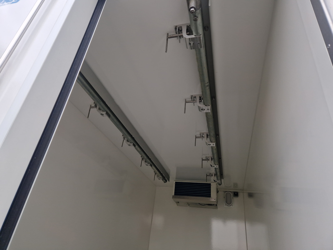 Tiefkühlanhänger AZK 3534/156 336x146x220cm Rohrbahnen Govi Kälteaggregat 3500kg - Refrigerator trailer: picture 2 Tiefkühlanhänger AZK 3534/156 336x146x220cm Rohrbahnen Govi Kälteaggregat 3500kg - Refrigerator trailer: picture 2