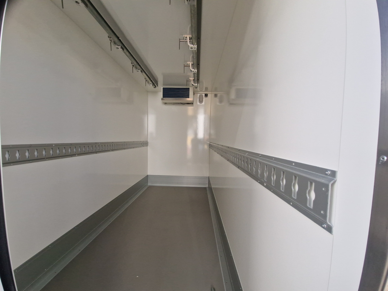 Tiefkühlanhänger AZK 3534/156 336x146x220cm Rohrbahnen Govi Kälteaggregat 3500kg - Refrigerator trailer: picture 4 Tiefkühlanhänger AZK 3534/156 336x146x220cm Rohrbahnen Govi Kälteaggregat 3500kg - Refrigerator trailer: picture 4